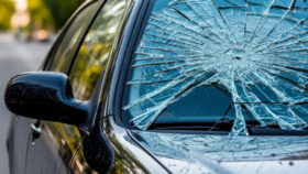 Разбитое лобовое стекло машины, ДТП, авария