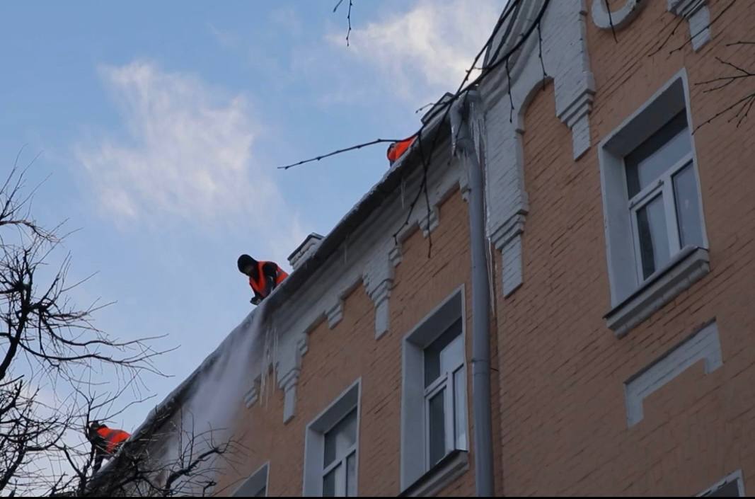 В Смоленске ГУК приступила к активной борьбе с сосульками