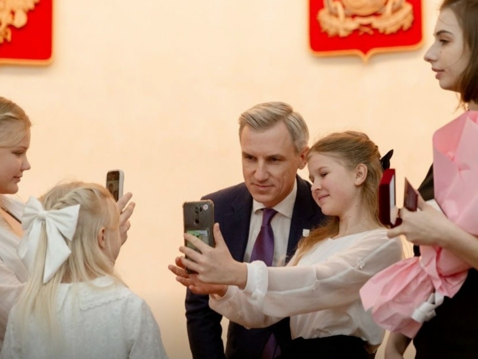 Анохин с детьми, фото пресс-службы правительства региона