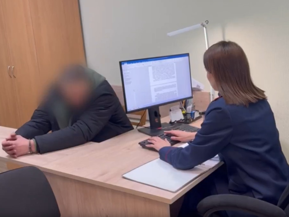 допрос подозреваемого в убийстве отца сожительницы, любовницы на Черняховского в Смоленске, кадр СК