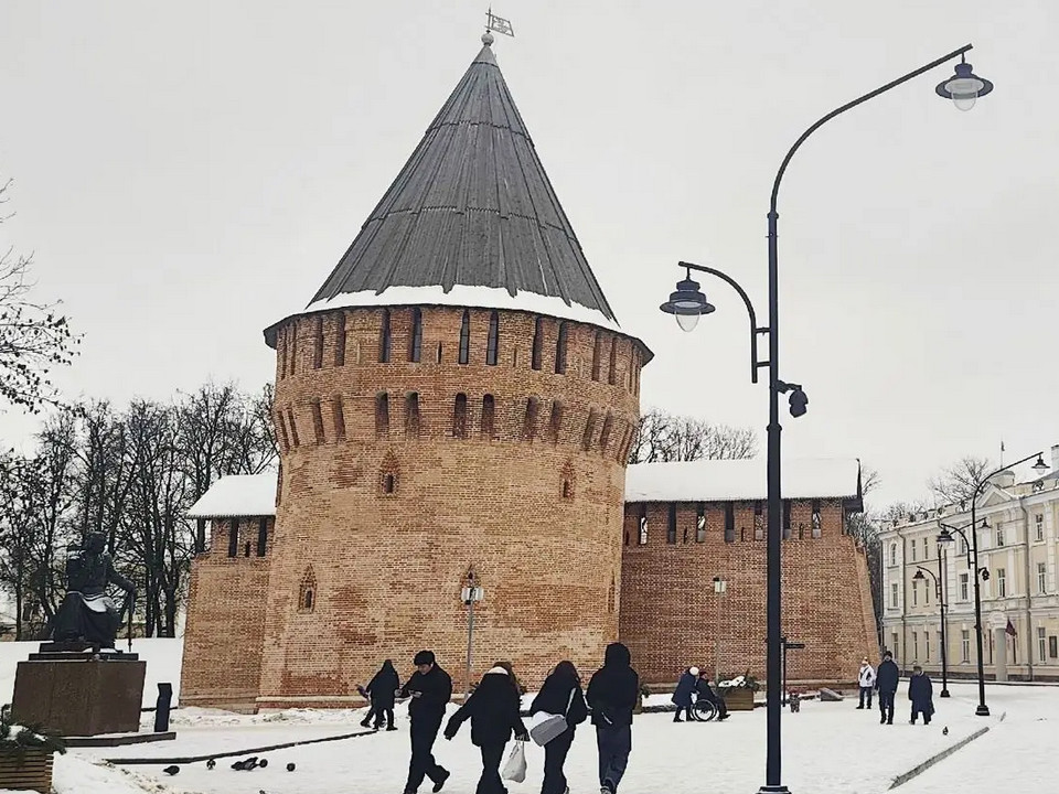 Громовая зимой, памятник Фёдору Коню, прохожие, фото МЧС