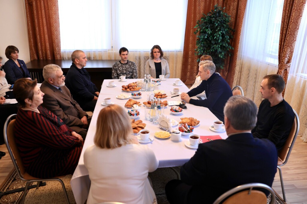 Василий Анохин встретился с участниками СВО и их родными в Монастырщинском округе