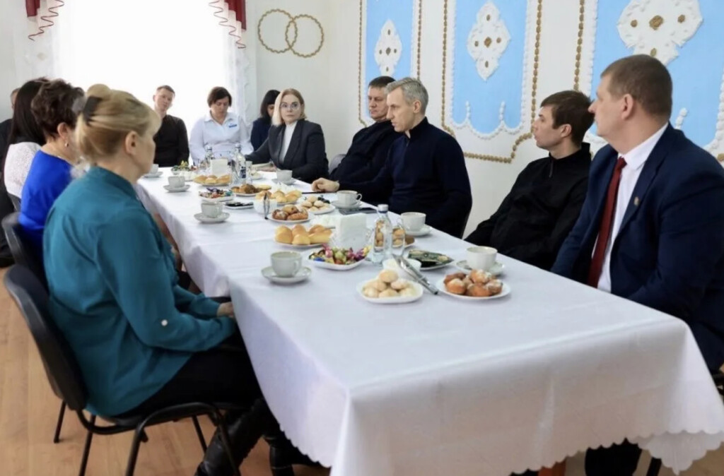 Василий Анохин встретился с участниками СВО и их родными в Ершичском округе