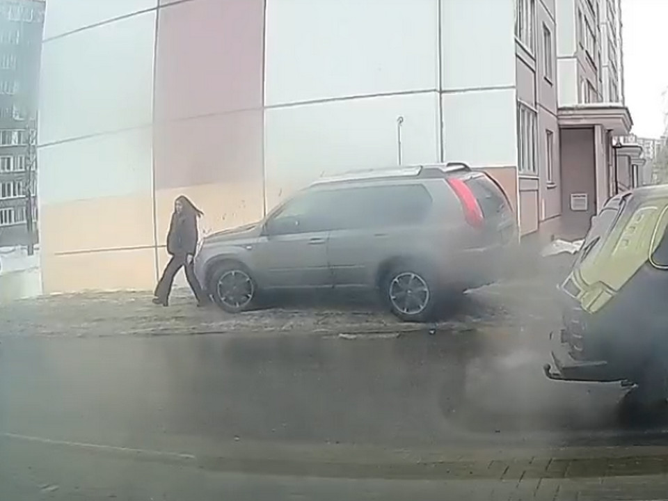 автохам на Nissan X-Trail сбил девушку в Смоленске