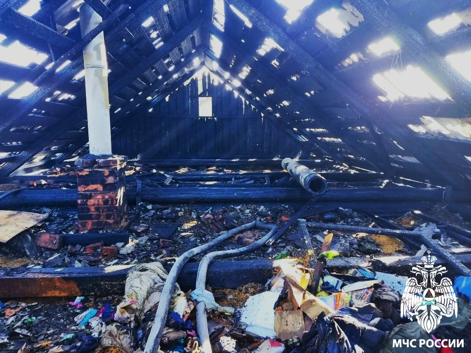 чердак сгоревшего в Титовщине 8.3.2026 частного дома