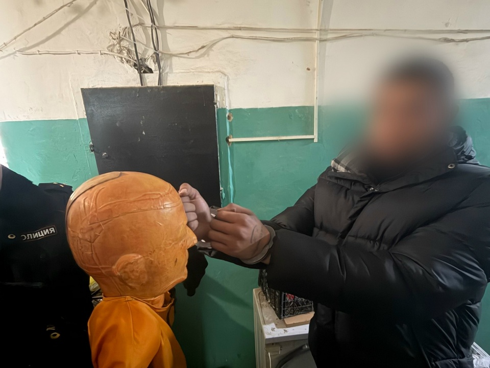 избивший 9.1.2026 соседа по общежитию на Юбилейной 20-летний житель Вязьмы, следственный экспертимент, фото СК