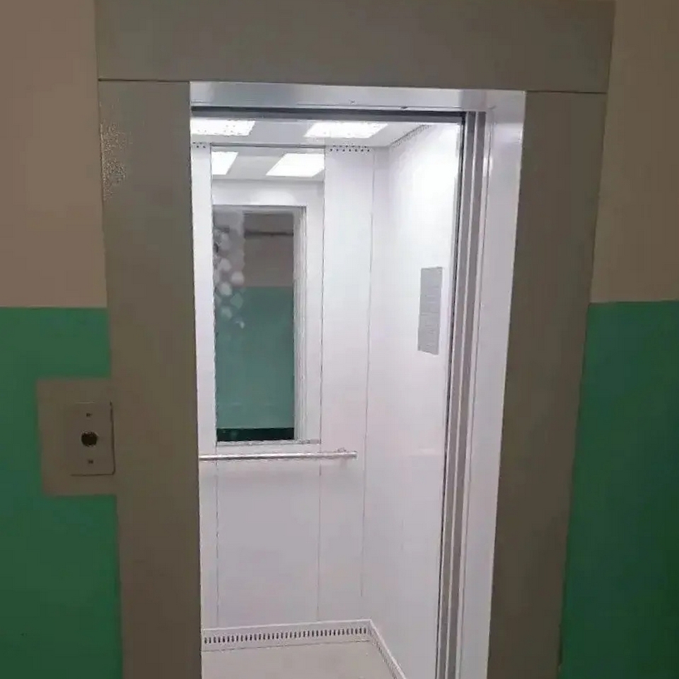 новый лифт в подъезде многоквартирного дома