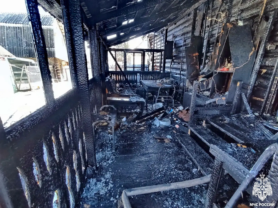 сгоревшая в Титовщине 8.3.2026 веранда частного дома
