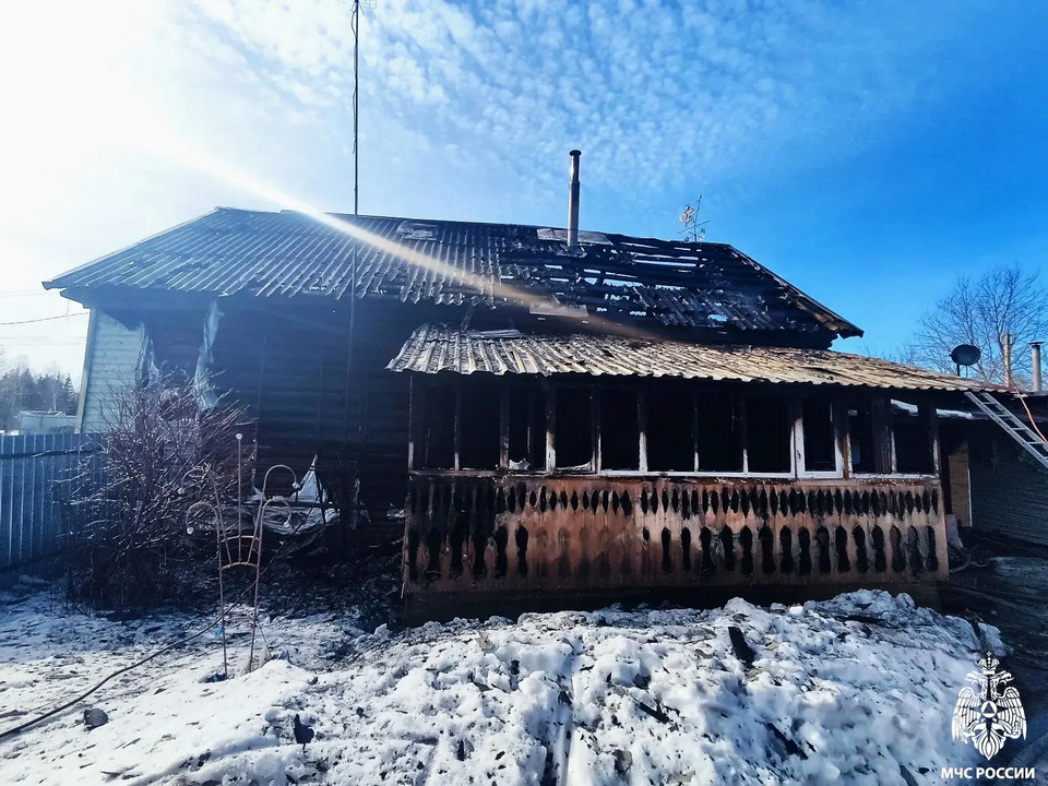 сгоревший в Титовщине 8.3.2026 частный дом с верандой