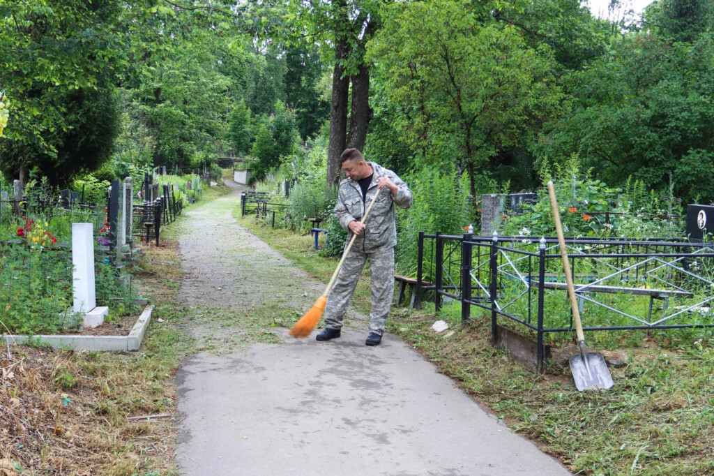 уборка кладбище дворник пасха радоница (1)