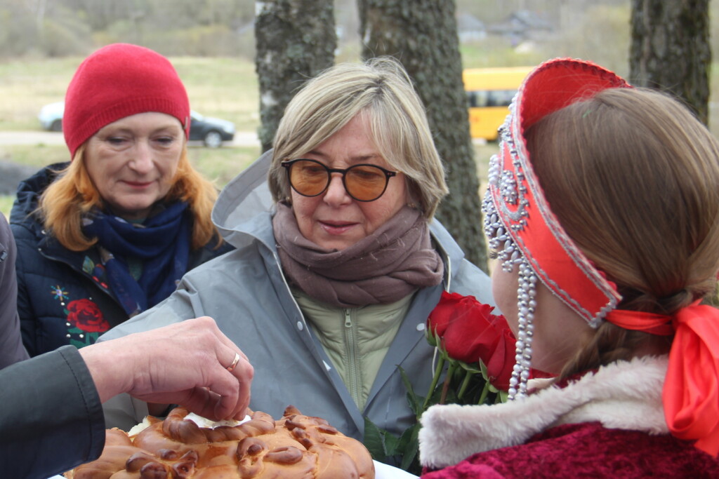 встреча хлебом-солью активисток московской национально-культурной автономии поляков «Дом польский»