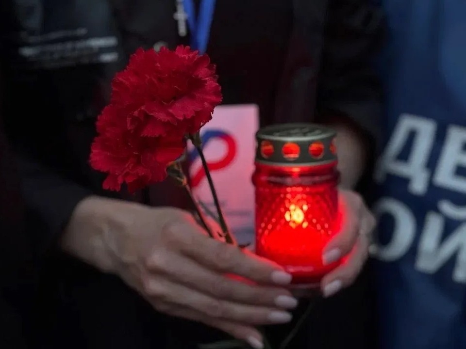 две гвоздики и лампадка, свеча, 85-я годовщина начала ВОВ