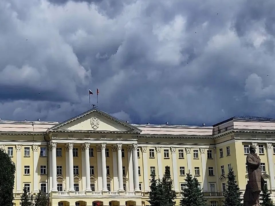 летнее чистое небо над зданием облправительства, фото МЧС