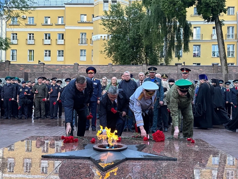 Овсянкин, Новиков, возложение цветов к Вечному огню, фото мэрии