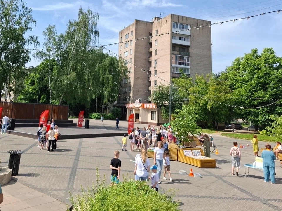 площадь около ЦУМа, у кинотеатра Современник, ул. Октябрьской революции, фото мэрии