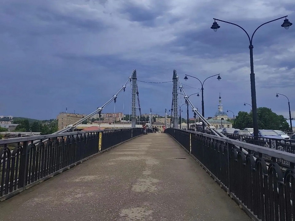 тучи на Колхозкой, Заднепровьем, вид с пешеходного моста на Беляева, фото МЧС