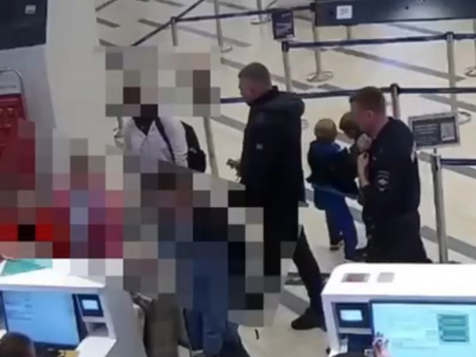 задержание смолянки в аэропорту Южно-Сахалинска, кадр УМВД