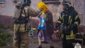 Эвакуация человека из пожара на улице Лавочкина в Смоленске