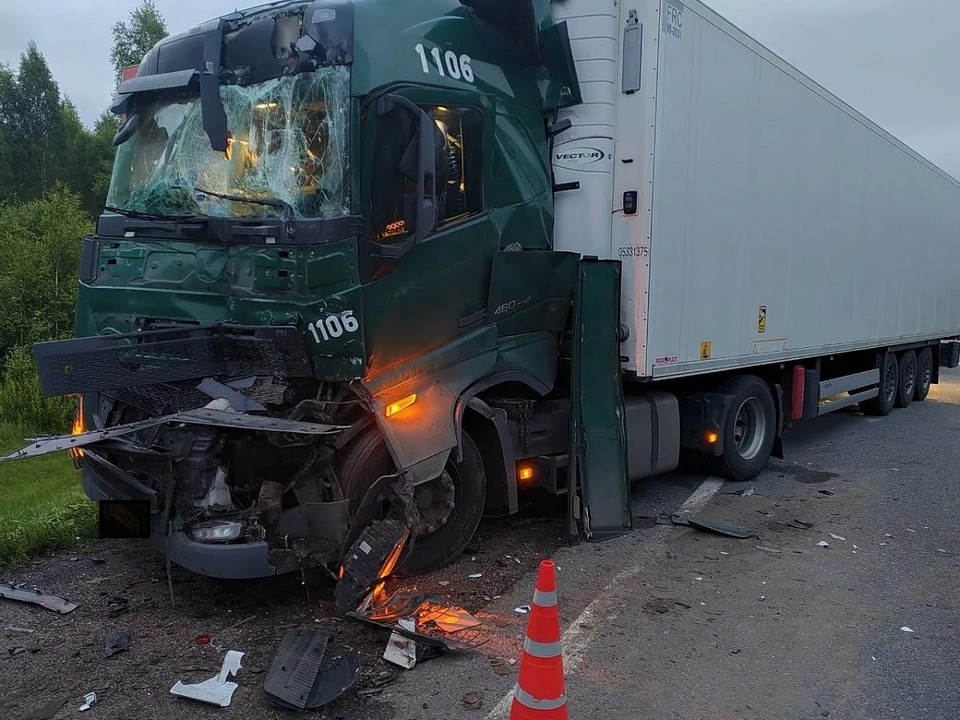 ДТП 22.7.2026 с VOLVO FH с полуприцепом Schmitz, 453 км М1, Краснинский округ, фото ГАИ