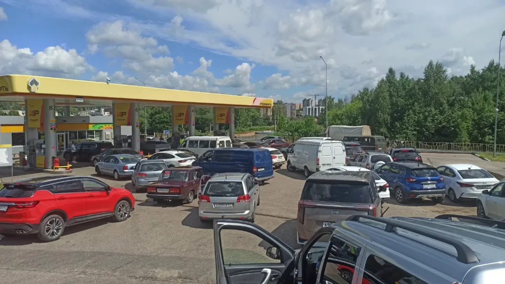 Очередь на АЗС заправка бензин