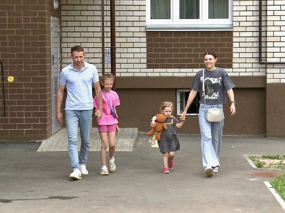 молодая смоленская семья, новое жильё, фото пресс-службы облправительства