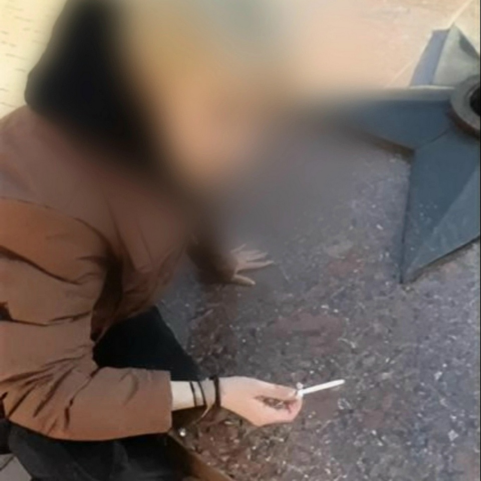 девочка-подросток 16 лет прикуривает сигарету 23.3.2026 от Вечного огня в Смоленске