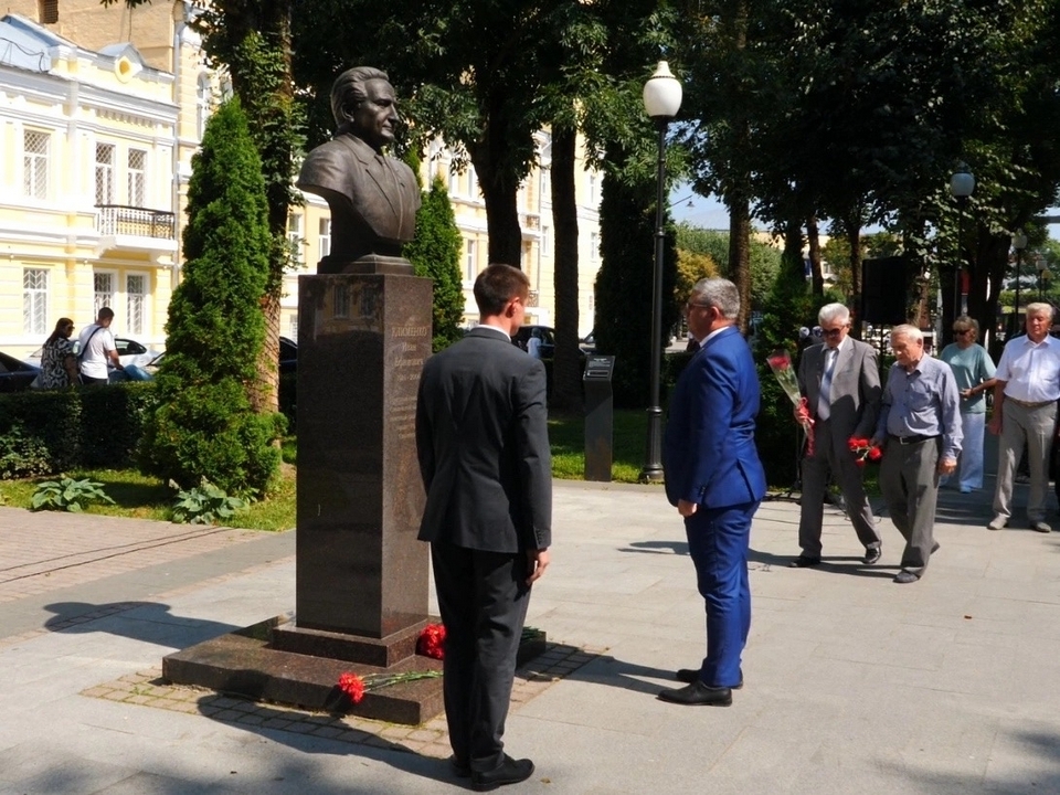 Новиков, День строителя, бюст Клименко, фото мэрии