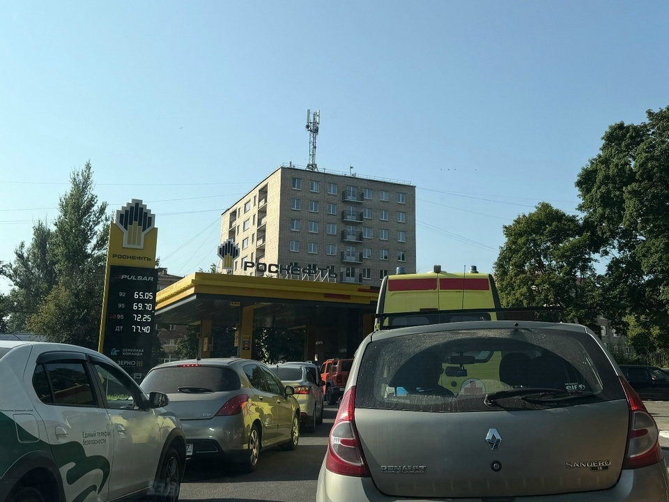 очередь на АЗС Роснефть 6.8.2026, бензиновый ажиотаж