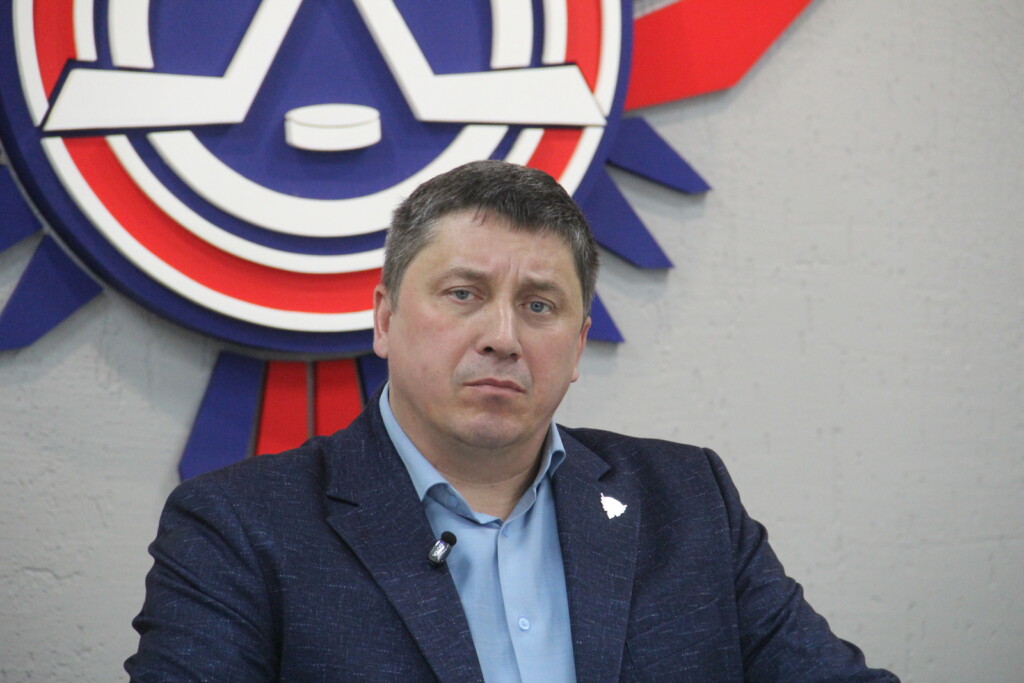 7.9.2026 - предсезонная пресс-конференция Славутича, директор Николай Гендриксон