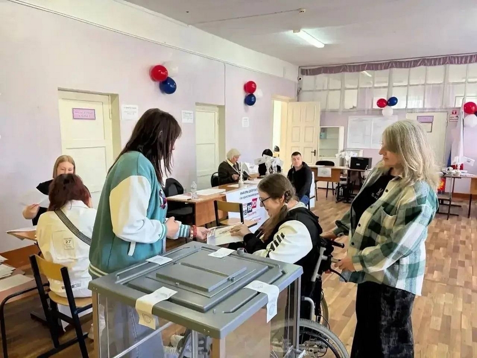 голосование женщины в инвалидной коляске, помощь волонтёра, фото облизбиркома