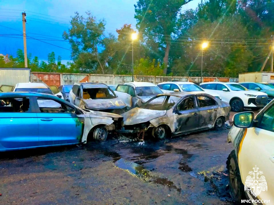 пожар на стоянке автосалона, ул. Николаева