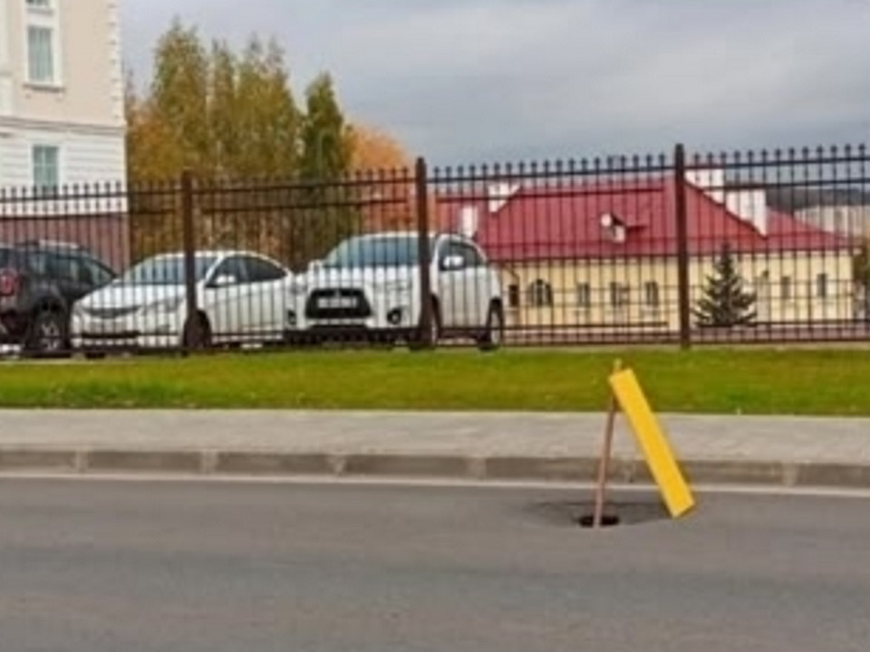 провал асфальта на Бакунина у Дома музыки