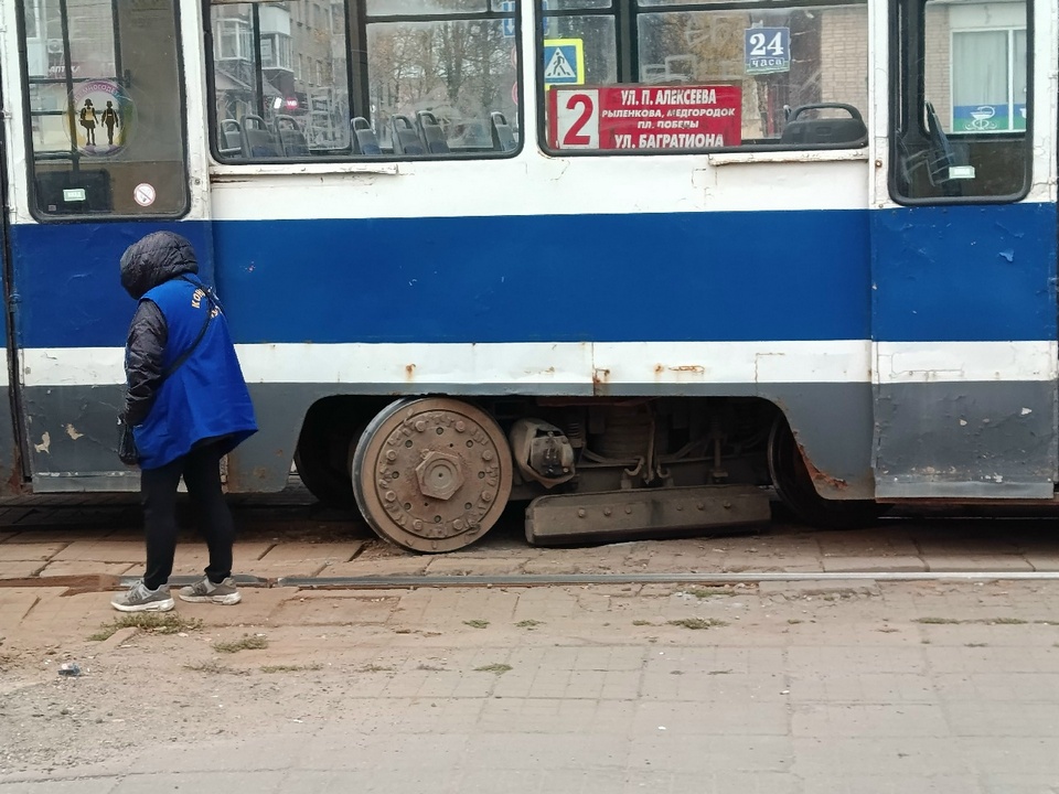 сход трамвая 224 с рельсов, Крупской, Медгородок, фото vk.ru nezhi