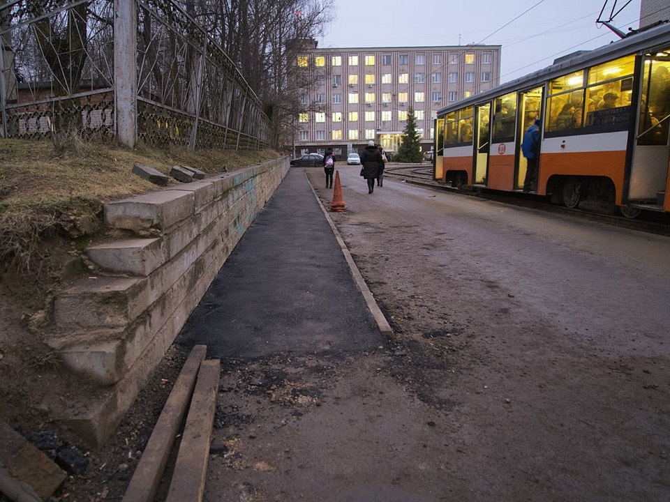 тротуар у трамвайной остановки Гражданстрой, декабрь 2019, фото vk.ru smolensk_transport