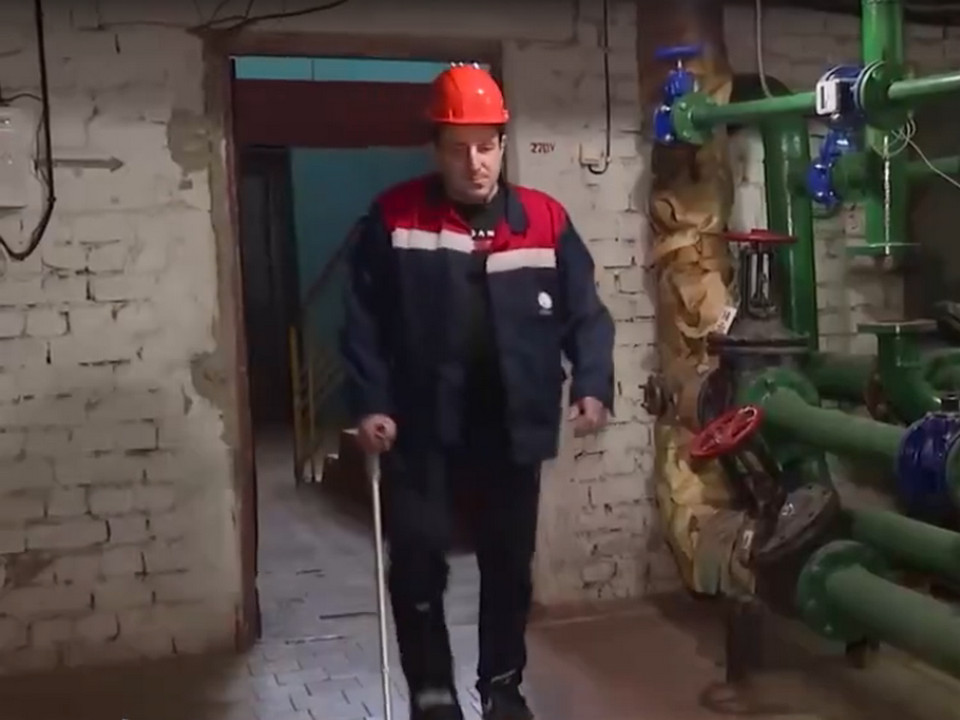 тяжело раненный на СВО ярцевчанин Александр Гусеев, работа теплоэнергетиком, кадр ГТРК Смоленск