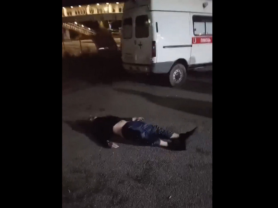 убийство мужчины у кафе на М1, скорая, кадр видео Пусть говорят Вязьма
